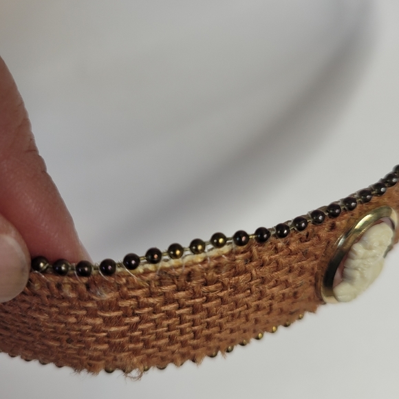 Vintage cameo set belt and earrings - Picture 16 of 16